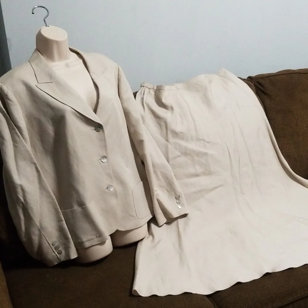 Bloomingdale's tan maxi skirt business suit